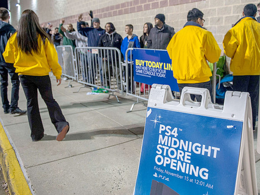 Fanáticos corren a comprar su PlayStation 4