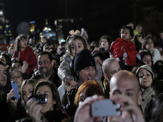 Fiesta de Reyes Magos ilusiona a niños del mundo