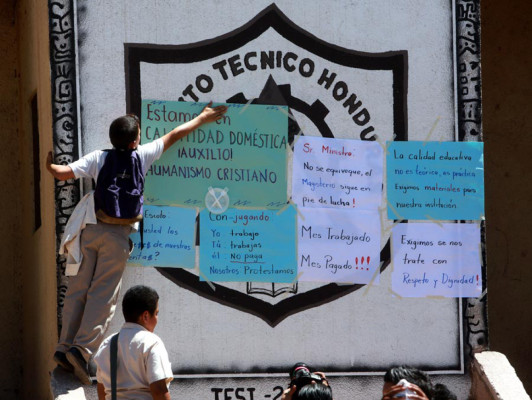 Maestros paralizan clases en Tegucigalpa