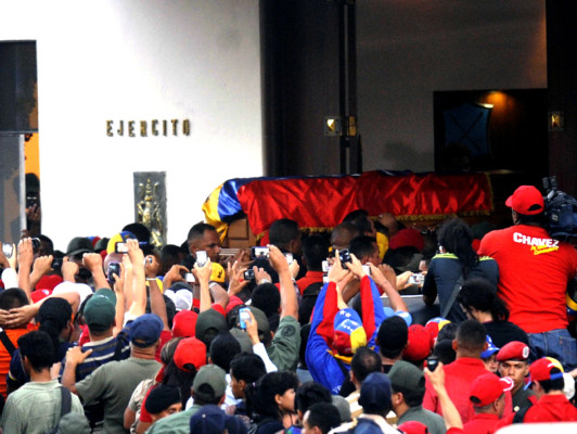 Exponen en capilla ardiente restos de Chávez