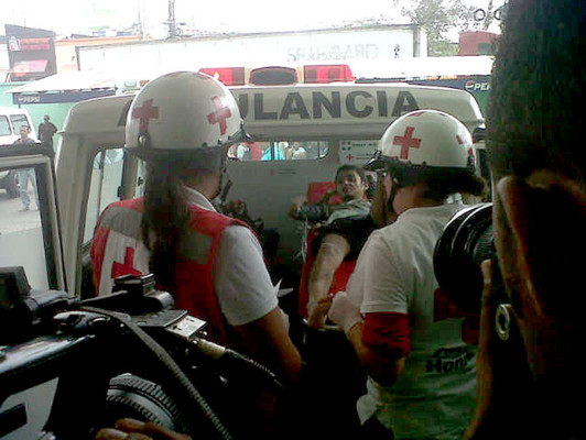 Dos heridos en volcamiento de ambulancia en Zambrano