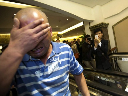 Familiares lloran por tragedia de avión de Malaysia Airlines