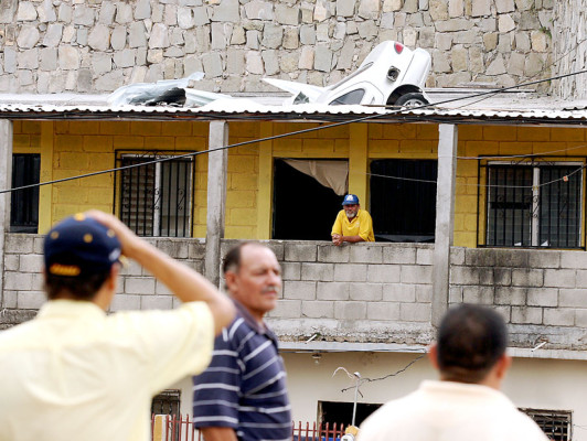 Mujer y su nieto se salvan de morir al caer con su carro sobre casa