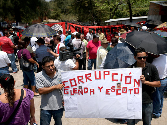 Maestros se toman Dirección Departamental