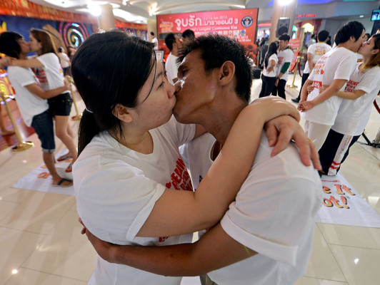 Comienza la prueba para batir el récord mundial de beso más largo