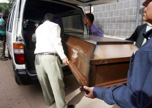 Un cuerpo es reclamado en la morgue del Ministerio Público en la capital de Honduras.