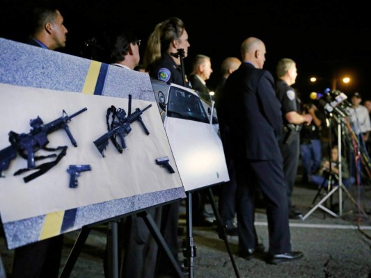Juez federal revoca veto de California a armas de asalto  