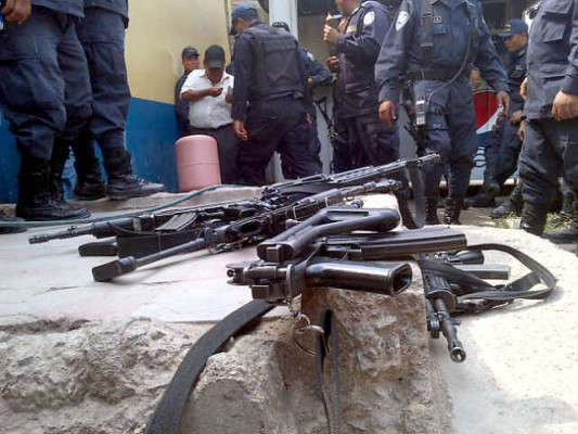 Policías declaran huelga de brazos caídos y abuchean a jefe de Policía