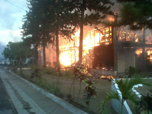 Voraz incendio reduce a cenizas del Instituto de Conservación Forestal