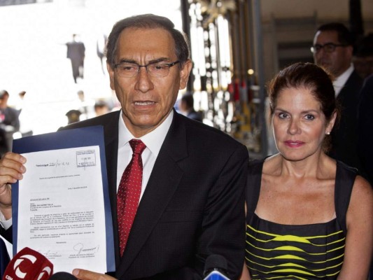 Presidente de Perú disuelve el Congreso, que responde suspendiéndolo