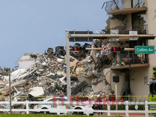 Una importante porción del edificio, en la ciudad de Surfside, justo al norte de Miami Beach, quedó reducida a escombros. Foto: AFP