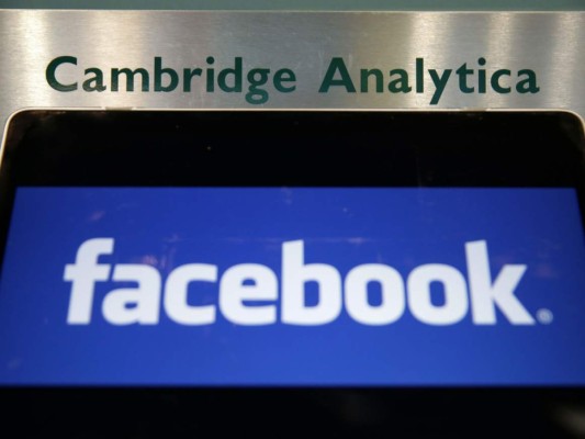 Cambridge Analytica se declara en quiebra y cierra operaciones tras escándalo de Facebook