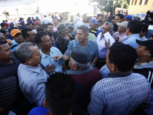 Taxistas salen a las calles a exigir bono compensatorio