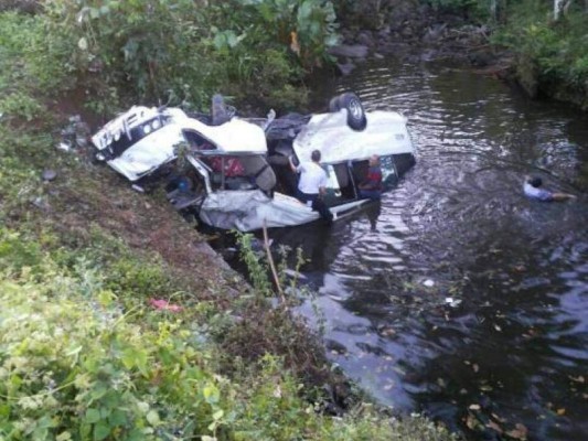 Mueren 18 personas en Panamá tras caer un bus a una quebrada&nbsp;