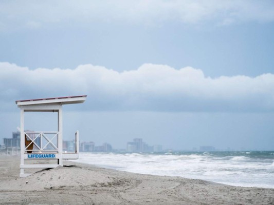 Costa este de EEUU se prepara para recibir a Isaías con fuerza de huracán