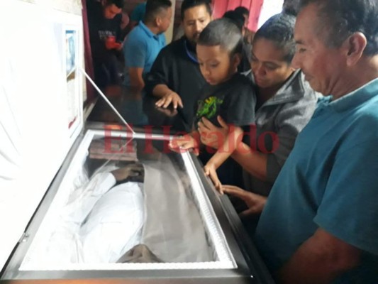 Dolor y llanto en el velorio de Vladimir Oquelí, joven arrastrado por la quebrada El Sapo