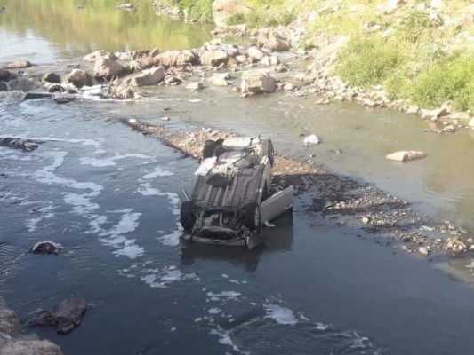 FOTOS: Los daños que sufrió el carro de la presentadora Wendy Membreño