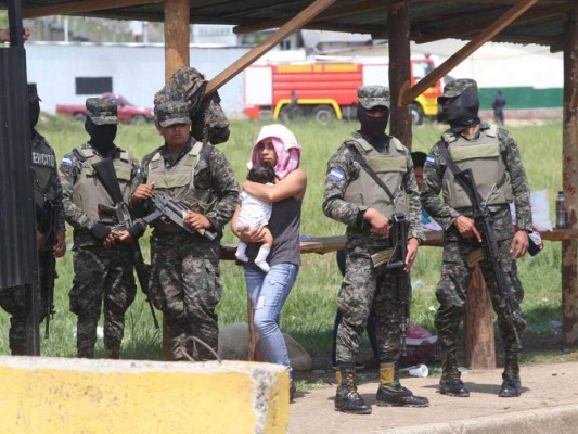 Madres lloran al saber que no podrán ver a sus hijos en la Penitenciaría Nacional en este Día de la Madre