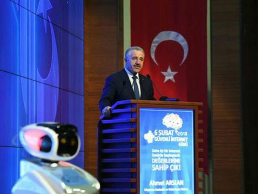 '¿De qué estás hablando?': Un robot impertinente asedió a ministro turco