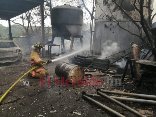 (FOTOS) Carros calcinados, casas dañadas y cenizas: así quedó escena tras accidente en salida al sur de Honduras