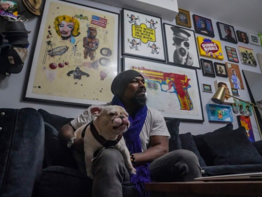 Pandemia: Pintor solidario compra obras de otros artistas