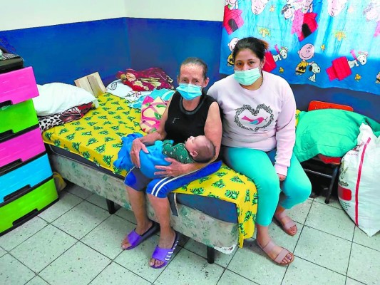 Doña Dora lleva 16 días en una aula escolar