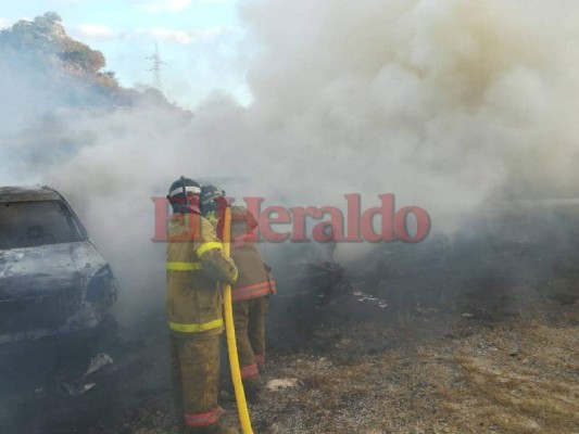 FOTOS: Así fue el incendio en el plantel de la OABI donde se quemaron al menos ocho vehículos