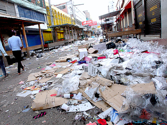 Barrenderos madrugan a recoger la basura de 2011