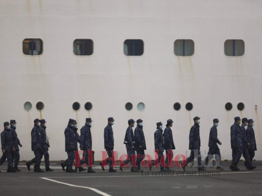 FOTOS: Así fue la evacuación de los estadounidenses confinados en crucero por coronavirus