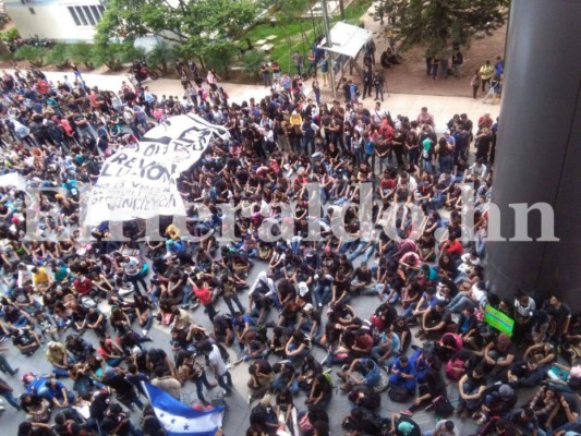 Tomados edificios de la UNAH en pleno reinicio de clases