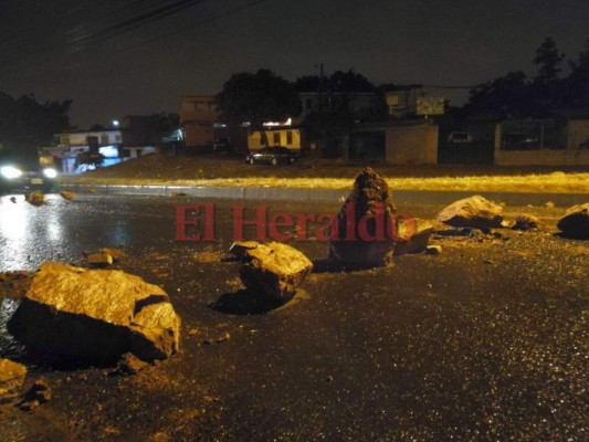 ¡Precaución! Enormes piedras obstaculizaron calles del anillo periférico tras tomas de la Alianza