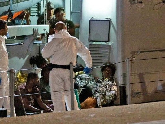 Cierran el mayor centro para migrantes de Europa