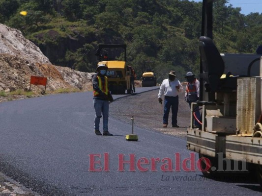 Durante el Feriado Morazánico se mantendrán los trabajos de reparación y rehabilitación de las carreteras en todo el país, informaron las autoridades de Invest-H. Foto: El Heraldo