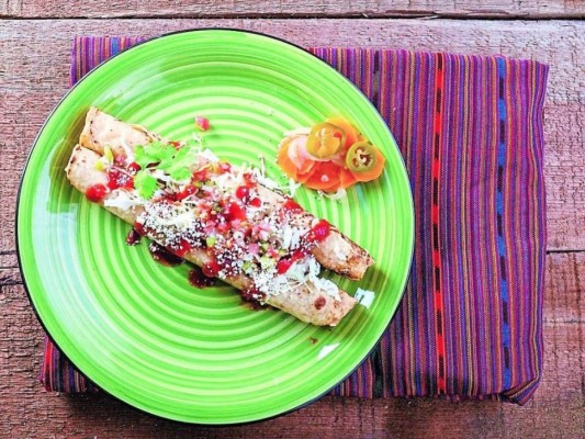 Fácil y rápido: Prepara flautas de pollo con quesillo en solo cuatro pasos