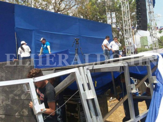 Presidente de Honduras Juan Orlando Hernández sufre pequeño accidente durante concentración política