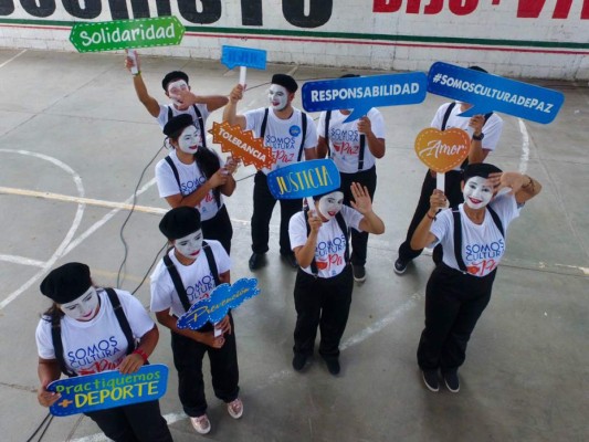 Con mimos y arte buscan alcanzar la paz nacional