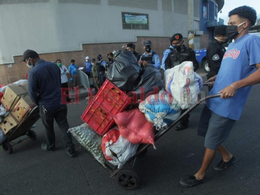 Cierran mercado Zonal Belén y vendedores sacan su producto para ir a los barrios