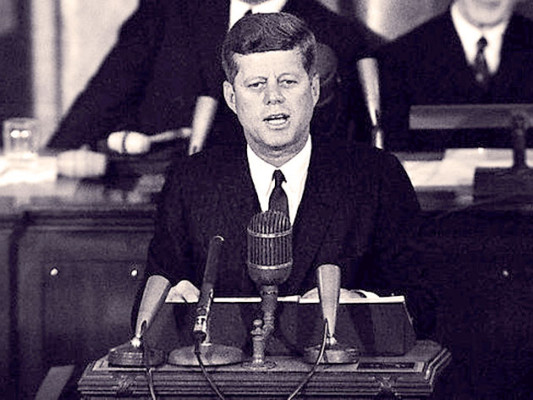 John F. Kennedy habría tenido una relación con una pasante