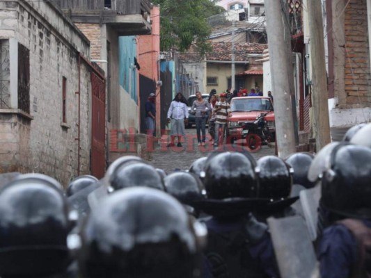 Así fue el desalojo de manifestantes de la Alianza de Oposición en el Barrio Morazán y puente La Isla