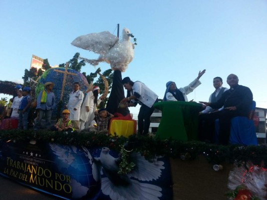 Hermoso desfile de carrosas en la capital hondureña