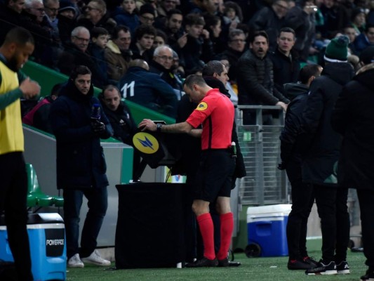 El VAR anula por primera vez un gol en Champions en el partido Ajax-Real Madrid