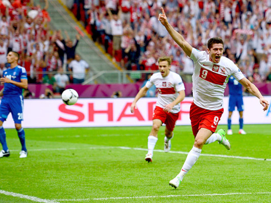 El polaco Lewandowski anota el primer gol de la Eurocopa-2012