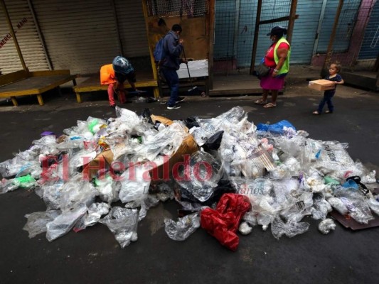 Montañas de basura amanecieron en la capital tras celebración de Año Nuevo (FOTOS)