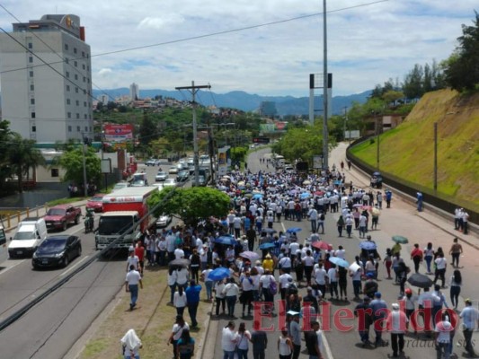 FOTOS: Con 'Marcha por la paz' piden a maestros y médicos retornar a sus labores