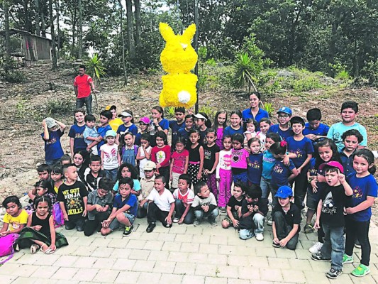 Infantes que ayudan a otros de todo corazón