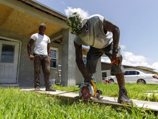 FOTOS: El huracán Isaías azota las Bahamas mientras avanza a Florida