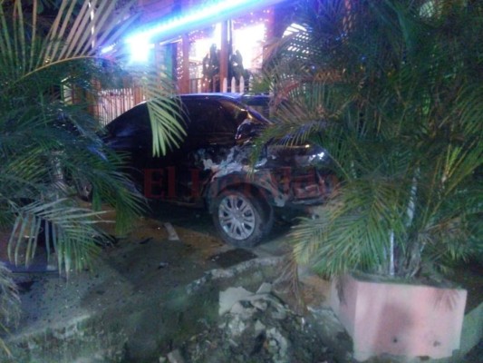 Las imágenes que dejó el aparatoso accidente que cegó la vida de dos jóvenes en Danlí