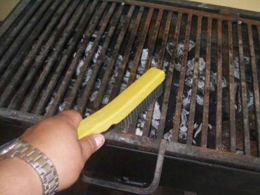¿Cómo limpiar la parrilla del asado?