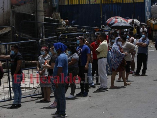 FOTOS: Pacientes sospechosos de covid-19 abarrotan triaje de la Mayangle