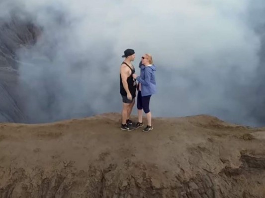 VIDEO: Le propone matrimonio a su novia en la cima de un volcán activo